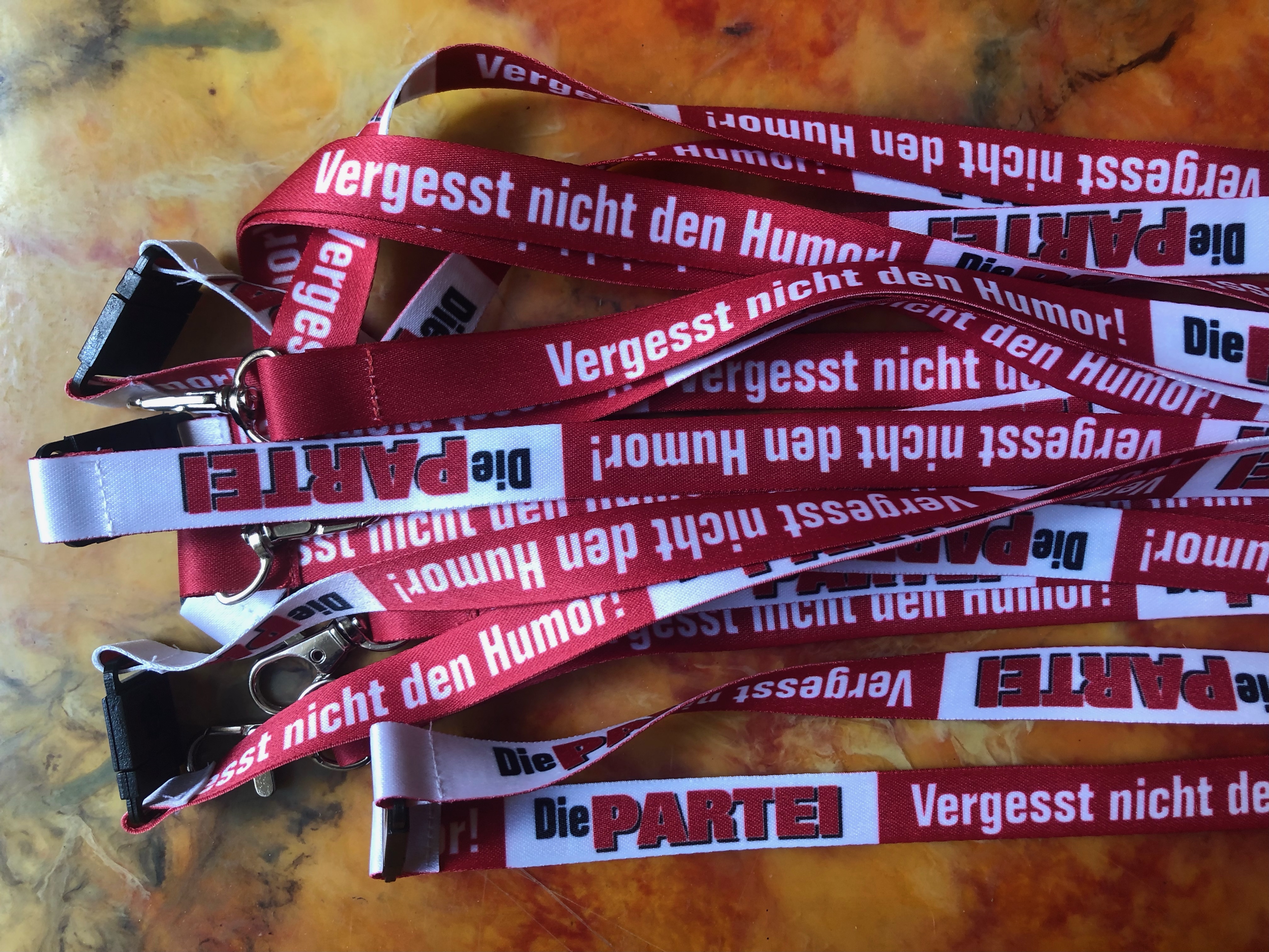 Vergesst nicht den Humor! : Die PARTEI Umhängeband